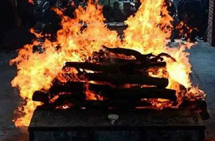 राजस्थान के सवाईमाधोपुर जिले में हुए एक दर्दनाक सड़क हादसे ने पूरे इलाके को झकझोर कर रख दिया। तेज रफ्तार लग्जरी कार की टक्कर से दो सगे भाइयों की मौके पर ही मौत हो गई। इस हादसे के बाद परिवार में कोहराम मच गया और पूरे गांव में शोक की लहर फैल गई। मृतक दोनों भाई अपने परिवार के इकलौते कमाने वाले सदस्य थे, ऐसे में उनकी मौत से परिवार के सामने बड़ा आर्थिक और भावनात्मक संकट खड़ा हो गया है।  जानकारी के अनुसार, दोनों भाई सड़क किनारे अपने काम से जुड़े किसी कार्य के लिए खड़े थे, तभी अचानक तेज गति से आ रही एक लग्जरी कार ने उन्हें जोरदार टक्कर मार दी। टक्कर इतनी भीषण थी कि दोनों भाई गंभीर रूप से घायल हो गए। आसपास मौजूद लोगों ने तुरंत उन्हें अस्पताल पहुंचाने की कोशिश की, लेकिन तब तक दोनों ने दम तोड़ दिया।  घटना की सूचना मिलते ही पुलिस मौके पर पहुंची और स्थिति का जायजा लिया। पुलिस ने दुर्घटनाग्रस्त वाहन को कब्जे में लेकर जांच शुरू कर दी है। प्रारंभिक जांच में हादसे का कारण कार की तेज रफ्तार और लापरवाही से वाहन चलाना बताया जा रहा है। पुलिस ने मामला दर्ज कर लिया है और आगे की कार्रवाई की जा रही है।  इस हादसे की खबर जैसे ही मृतकों के घर पहुंची, परिवार में चीख-पुकार मच गई। परिजनों का रो-रोकर बुरा हाल है। ग्रामीणों ने बताया कि दोनों भाई मेहनत-मजदूरी कर अपने परिवार का पालन-पोषण करते थे। उनके कंधों पर पूरे परिवार की जिम्मेदारी थी। उनकी मौत से परिवार के सामने रोजी-रोटी का संकट खड़ा हो गया है।  स्थानीय लोगों ने प्रशासन से पीड़ित परिवार को आर्थिक सहायता और उचित मुआवजा देने की मांग की है। उनका कहना है कि परिवार की स्थिति बेहद कमजोर है और ऐसे में सरकार को उनकी मदद के लिए आगे आना चाहिए।  पुलिस अधिकारियों का कहना है कि मामले की गंभीरता से जांच की जा रही है और दोषी के खिलाफ सख्त कार्रवाई की जाएगी। साथ ही उन्होंने वाहन चालकों से अपील की है कि सड़क पर वाहन चलाते समय सावधानी बरतें और तेज गति से वाहन चलाने से बचें, ताकि इस तरह के दर्दनाक हादसों को रोका जा सके।  यह हादसा एक बार फिर तेज रफ्तार और लापरवाही से वाहन चलाने के खतरों की याद दिलाता है। दो भाइयों की असमय मौत ने न केवल एक परिवार को उजाड़ दिया, बल्कि पूरे इलाके को गमगीन कर दिया है। फिलहाल गांव में मातम पसरा हुआ है और हर किसी की आंखें नम हैं।