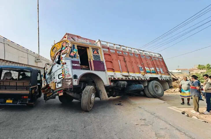 रामदेवरा के पास लिंक रोड पर ट्रक का टायर नाले में धंसा, सड़क पर एक घंटे तक जाम