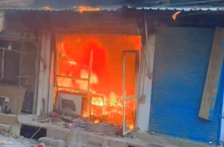 सीलमपुर में भीषण अग्निकांड, 30 दमकल गाड़ियां मौके पर