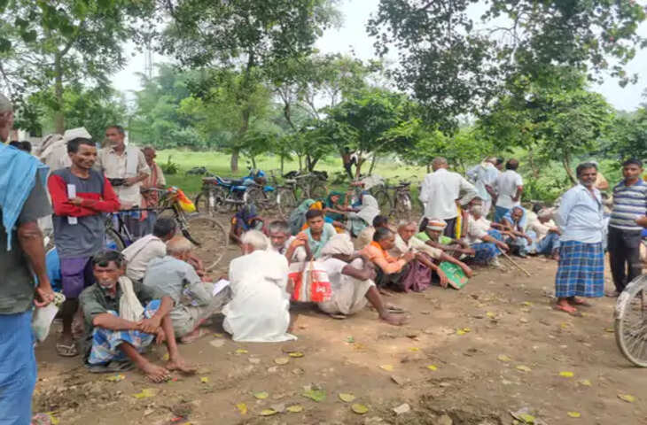 बाराबंकी में यूरिया खाद के लिए किसानों की बढ़ी vपरेशानी, लंबी कतारों ने प्रशासन के दावों पर उठाए सवाल