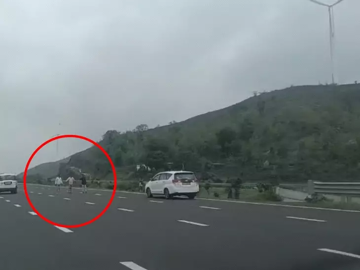 रतलाम में नितिन गडकरी की सुरक्षा में चूक, एक्सप्रेस-वे पर काफिले के सामने अचानक आए तीन युवक