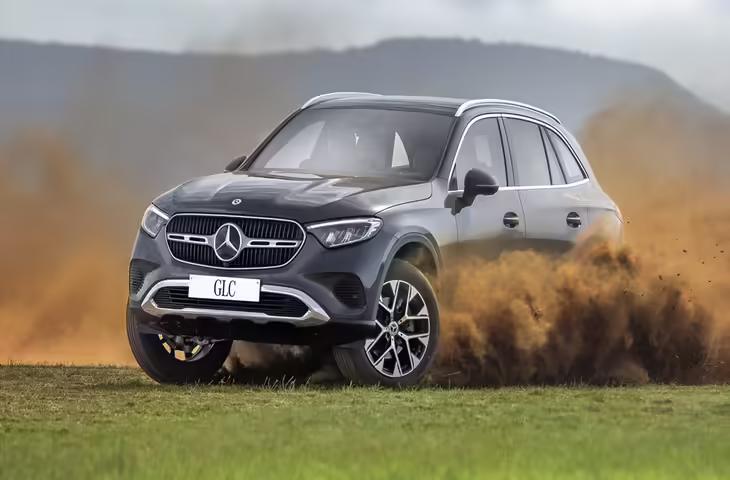 मर्सिडीज ने पॉवरफुल इंजन साथ लॉन्&zwj;च की C 300 AMG Line, जाने कीमत और फीचर&nbsp;