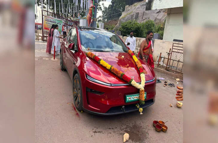 इंडियन स्टाइल में Tesla का हुआ स्वागत, नारियल, कुमकुम और माला के साथ सडक पर टेस्टिंग, वीडियो देख हंसी से लोटपोट हुए लोग