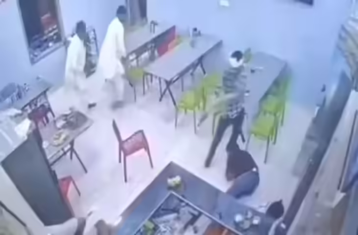 चूरू जिले के बीदासर क्षेत्र में सोमवार देर रात एक लग्जरी होटल द रॉयल ट्रीट में अंधाधुंध फायरिंग की घटना हुई। इस हमले में होटल मालिक मनीराम मंडा की मौके पर ही मौत हो गई, जबकि तीन अन्य लोग गंभीर रूप से घायल हुए हैं। पुलिस ने होटल को तत्काल सील कर दिया और आसपास के क्षेत्र में भारी संख्या में बल तैनात किए गए हैं।  सूत्रों के अनुसार, यह घटना सोमवार देर रात साढ़े 12 बजे के करीब हुई। तीन नकाबपोश बदमाश होटल में घुसे और होटल मालिक पर गोलियां चलाईं। हमले के दौरान होटल में मौजूद अन्य लोग भी गोली लगने से गंभीर रूप से घायल हुए। होटल के सीसीटीवी फुटेज में यह पूरी वारदात स्पष्ट रूप से दर्ज हुई है, जिसे पुलिस ने कब्जे में लिया है।  पुलिस अधिकारियों ने बताया कि घायल लोगों को तुरंत नजदीकी अस्पताल में भर्ती कराया गया है। उनका इलाज चल रहा है और उनकी स्थिति गंभीर बनी हुई है। मृतक मनीराम मंडा शराब और होटल व्यवसाय से जुड़े थे। शुरुआती जांच में यह आशंका जताई जा रही है कि यह हत्या शराब कारोबार से जुड़े अन्य समूह के बीच चल रही आपसी रंजिश के कारण की गई है।  होटल मालिक की हत्या की सूचना मिलते ही पुलिस ने घटना स्थल पर पहुंचकर सुरक्षा और साक्ष्य जुटाने के काम में तेजी दिखाई। होटल के आसपास के क्षेत्रों में वाहनों और व्यक्तियों की जांच शुरू कर दी गई है। पुलिस अधिकारियों ने कहा कि हमलावरों की पहचान और गिरफ्तारी के लिए विभिन्न सीसीटीवी फुटेज, स्थानीय सूत्रों और निगरानी तंत्र का इस्तेमाल किया जा रहा है।  स्थानीय लोगों का कहना है कि होटल द रॉयल ट्रीट का क्षेत्र बीदासर में व्यस्त माना जाता है और यहां पहले भी शराब कारोबार से जुड़े विवाद की शिकायतें मिलती रही हैं। पुलिस इस दिशा में भी जांच कर रही है कि क्या किसी पूर्व विवाद या धमकी के कारण यह हमला हुआ।  चूरू जिले के वरिष्ठ पुलिस अधिकारी ने कहा कि यह हमला पूर्व नियोजित और संगठित था। हमलावरों ने निशाना सिर्फ होटल मालिक ही नहीं बनाया, बल्कि होटल में मौजूद अन्य लोगों को भी गोली लगाई। अधिकारी यह भी बता रहे हैं कि हमलावरों ने मौके से फरार होने से पहले पूरी योजना के अनुसार कार्रवाई की।  जिला प्रशासन ने घटना के बाद होटल क्षेत्र में सुरक्षा बढ़ा दी है और आसपास के व्यवसायियों और नागरिकों को सतर्क रहने की चेतावनी दी है। पुलिस ने सभी होटल और शराब दुकानों में सुरक्षा कड़ी करने के निर्देश दिए हैं।  विशेषज्ञों का कहना है कि शराब कारोबार और व्यवसायिक रंजिश के कारण बढ़ती हिंसा ऐसे मामलों को जन्म देती है। स्थानीय प्रशासन और पुलिस बल की तत्परता से ही इस तरह की घटनाओं को जल्द से जल्द नियंत्रित किया जा सकता है।  इस घटना से चूरू जिले में सुरक्षा और कानून-व्यवस्था की स्थिति पर सवाल उठने लगे हैं। पुलिस ने कहा है कि जल्द ही सभी बदमाशों की पहचान कर उन्हें गिरफ्तार किया जाएगा और घटना के सभी पहलुओं की जांच की जा रही है।