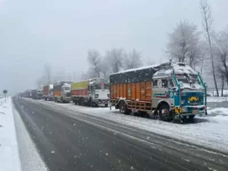बारिश के कारण पहाड़ों से गिर रहे पत्थर, बावजूद इसके खोला Jammu-Srinagar highway !