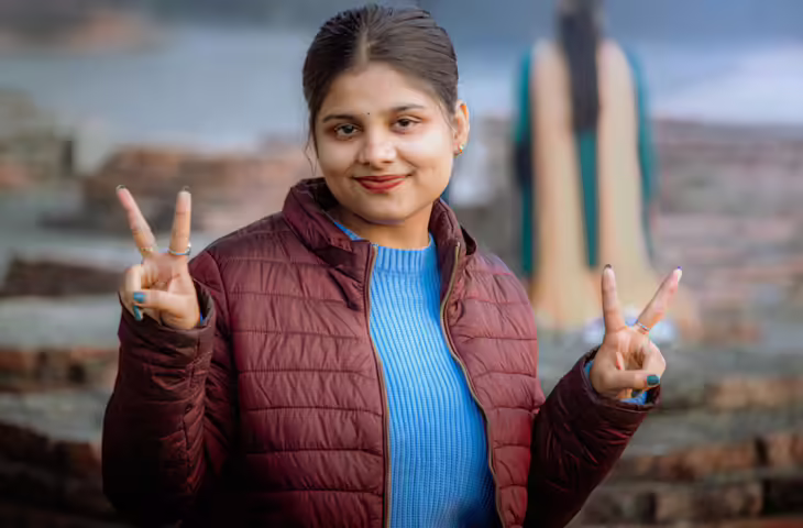 सेल्फी में &lsquo;पीस साइन&rsquo; दिखाना हो सकता है जोखिम भरा? AI और साइबर फ्रॉड को लेकर एक्सपर्ट्स ने दी चेतावनी