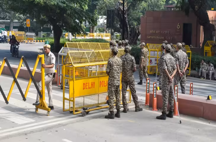 कनॉट प्लेस में पुलिस की सख्ती, कई प्रदर्शनकारी हिरासत में; दिल्ली में सुरक्षा कड़ी, जंतर-मंतर जाने से रोके गए लोग