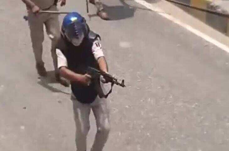 छात्र लाठीचार्ज विवाद: पुलिस का दावा- "सिपाही अभिषेक की AK-47 फायरिंग से किसी छात्र को नुकसान नहीं हुआ"