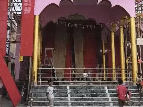 400 साल पुराना बहादुरपुर का दुर्गा स्थान, तांत्रिक विधि से होती है पूजा और बलि की परंपरा; खोइंछा भरने के बाद ही दूसरे पंडालों में जाते हैं भक्त