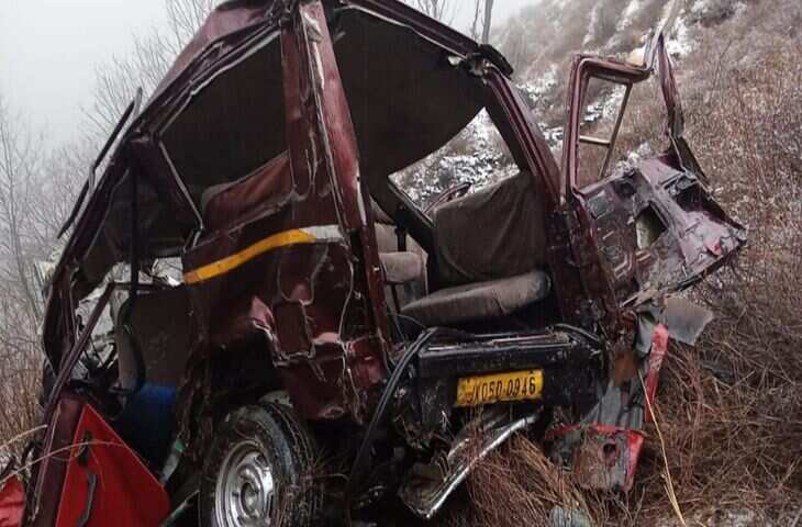 BREAKING :&nbsp;रामबन में बड़ा सड़क हादसा: गहरी खाई में गिरी यात्रियों से भरी SUV; 2 की जान गई, 7 की हालत नाज़ुक