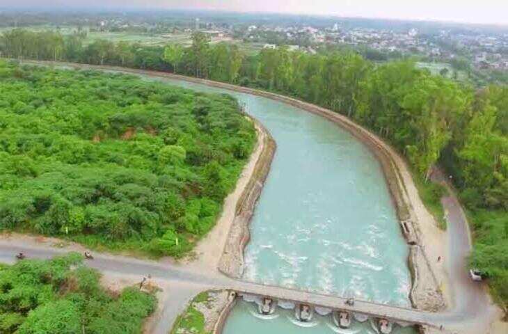 बीकानेर रियासत के महाराजा गंगा सिंह को राजस्थान के मरुस्थलीय क्षेत्र में नहर के माध्यम से पानी पहुंचाने की पहल के लिए याद किया जाता है। गंग नहर का निर्माण 1920 के दशक में हुआ और 1927 में इसका उद्घाटन हुआ। बाद में आधुनिक सिंचाई व्यवस्था के विस्तार के साथ राजस्थान नहर परियोजना विकसित हुई, जिसे आगे चलकर इंदिरा गांधी नहर परियोजना नाम दिया गया।  नाम बदलने की मांग करने वालों का कहना है कि पश्चिमी राजस्थान में पानी पहुंचाने की ऐतिहासिक शुरुआत महाराजा गंगा सिंह के प्रयासों से हुई थी, इसलिए नहर का नाम उनके सम्मान में गंग नहर किया जाना चाहिए। ऐसी मांगों में यह भी तर्क दिया जाता है कि इससे राजस्थान के जल संसाधन विकास के इतिहास में महाराजा गंगा सिंह के योगदान को उचित पहचान मिलेगी।  हालांकि, गंग नहर और वर्तमान इंदिरा गांधी नहर परियोजना को एक ही नहर मानना सही नहीं है। दोनों का ऐतिहासिक और परियोजनागत संदर्भ अलग है। इसलिए नाम बदलने की बहस में दोनों परियोजनाओं के इतिहास को अलग-अलग समझना जरूरी है।