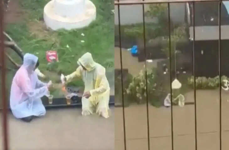 Viral Video: सड़क पर भरे पानी में बैठकर 'ड्रिंक पार्टी' करते दिखे दो शख्स, यूजर्स बोले- 'मौज हो तो ऐसी'