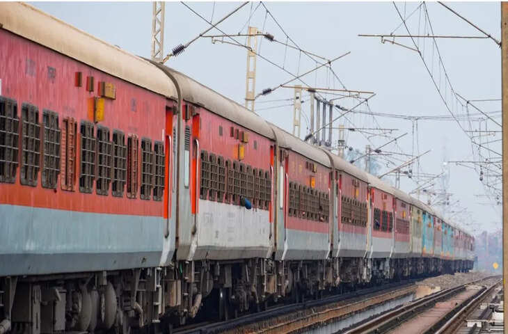 &lsquo;टॉवेल खरीदने की औकात नहीं..&rsquo; ट्रेन से तौलिया चुराते यात्री को अटेंडेंट ने जमकर झाड़ा, सिविक सेंस पर यूजर्स ने उठाए सवाल