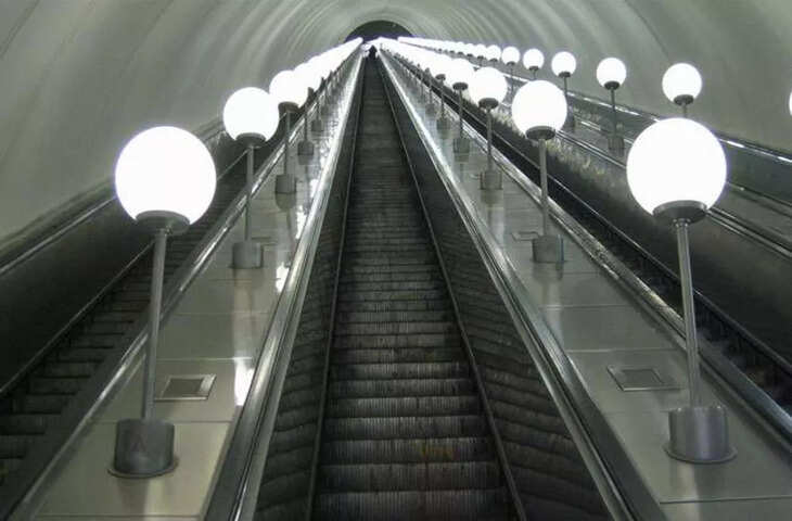 चीन में है दुनिया का सबसे लम्बा&nbsp;एस्केलेटर! लोग कहते है पाताल लोक की सीढ़ी, Viral Video में गहराई देख फटी रह जाएंगी आँखें&nbsp;