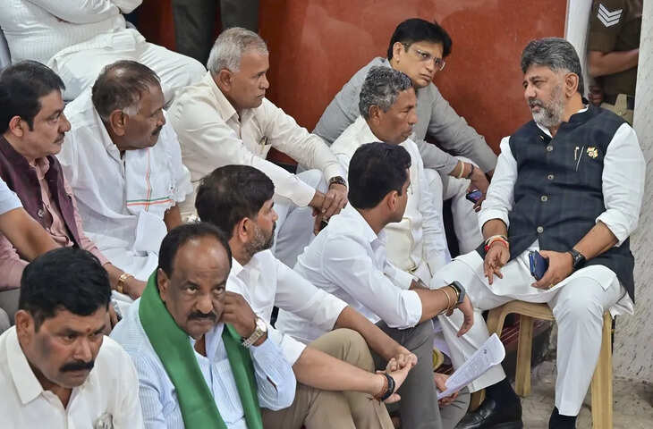 चुनाव आयोग के सामने ही धरने पर बैठ गए मुख्यमंत्री! क्या है कर्नाटक का SIR विवाद, जिस पर मच गया बवाल?