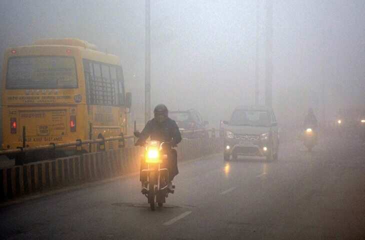 Fog Alert: सफेद धुंध में एक चूक और खत्म हो सकती है जिंदगी, कोहरे में ड्राइविंग की ये गलतियां पड़ सकती हैं भारी