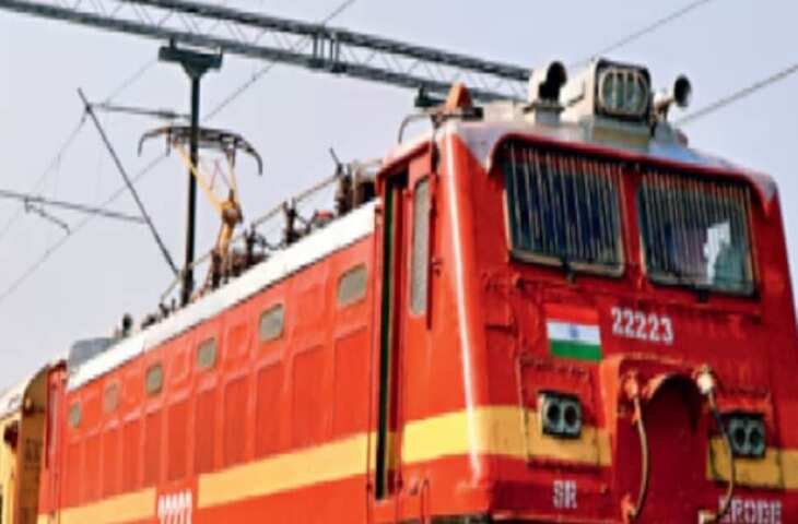 जयपुर आने वाली ट्रेन में सफर कर रहे एक परिवार के ट्रॉली बैग से 63 लाख रुपए के गहने चोरी कर बदमाश हरियाणा फरार हो गया। परिवार चेन्नई से जयपुर लौट रहा था, तभी चलती ट्रेन में यह वारदात हुई। पूरे मामले का जीआरपी ने रविवार दोपहर का खुलासा किया।