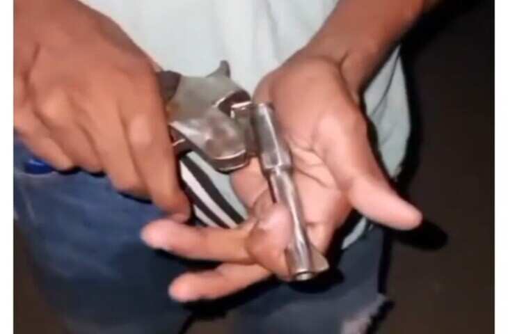 संभल में युवक का पिस्टल के साथ वीडियो वायरल, बैरल को लेकर की ऐसी हरकत