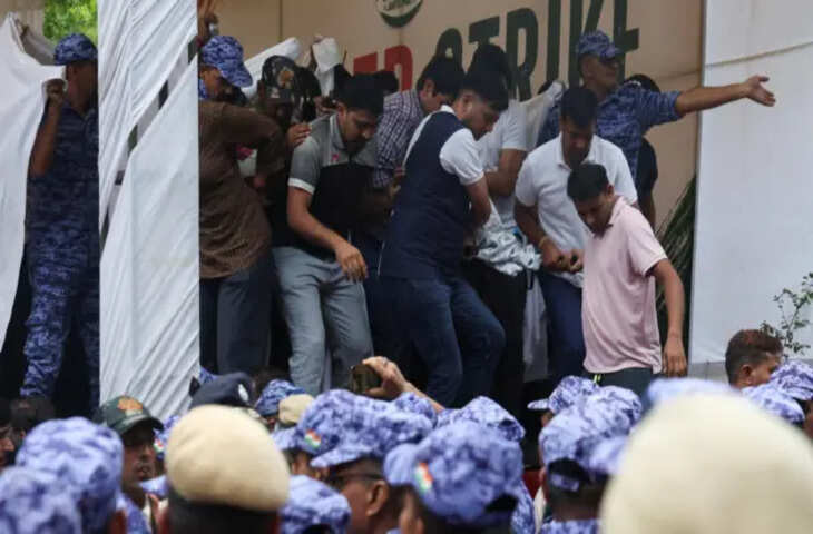 सोनम वांगचुक को पुलिस ने अस्पताल पहुंचाया, वीडियो में देंखे 21 दिन की भूख हड़ताल के बाद बिगड़ी तबीयत; प्रदर्शनकारियों ने किया विरोध