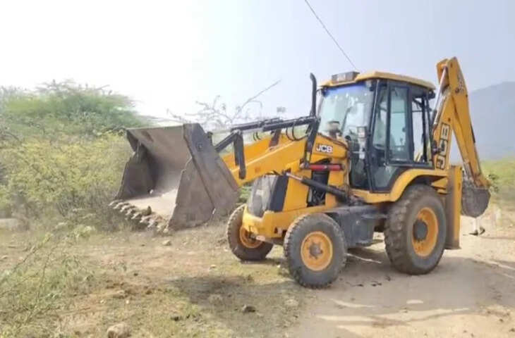 अजमेर में प्रस्तावित बालिका सैनिक स्कूल की ज़मीन पर चला बुलडोजर, 75 बीघा जमीन पर था अवैध कब्ज़ा
