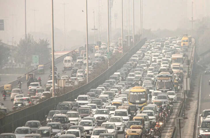 दिल्ली में वायु गुणवत्ता में सुधार के बाद गुरुवार को GRAP-3 (गंभीर स्तर) की पाबंदियां हटा दी गईं। एयर क्वालिटी मैनेजमेंट कमीशन ने आदेश में बताया कि गुरुवार को राजधानी का AQI 332 दर्ज किया गया, जिसके आधार पर पाबंदियों में ढील दी जा रही है।  एयर क्वालिटी इम्प्रूवमेंट कमीशन (CAQM) ने कहा कि दिल्ली-NCR में ग्रेडेड रिस्पॉन्स एक्शन प्लान (GRAP) के तहत लागू स्टेज-3 प्रदूषण प्रतिबंध हटा दिए गए हैं, क्योंकि हवा की गुणवत्ता में सुधार हुआ है।  आदेश में यह भी चेतावनी दी गई है कि मौसम के पूर्वानुमान के अनुसार, आने वाले दिनों में AQI 'मध्यम' से 'खराब' श्रेणी में रहने की संभावना है। अधिकारियों ने लोगों से कहा है कि वे इस अवधि में वाहन और उद्योगों से निकलने वाले प्रदूषण पर नियंत्रण रखें और वायु प्रदूषण से बचाव के उपाय अपनाएं।  विशेषज्ञों का कहना है कि GRAP-3 पाबंदियों में ढील मिलने के बावजूद, सतर्कता बनाए रखना जरूरी है। आने वाले दिनों में हवा की गुणवत्ता में बदलाव के लिए लोग मौसम और AQI अपडेट पर नज़र रखें।