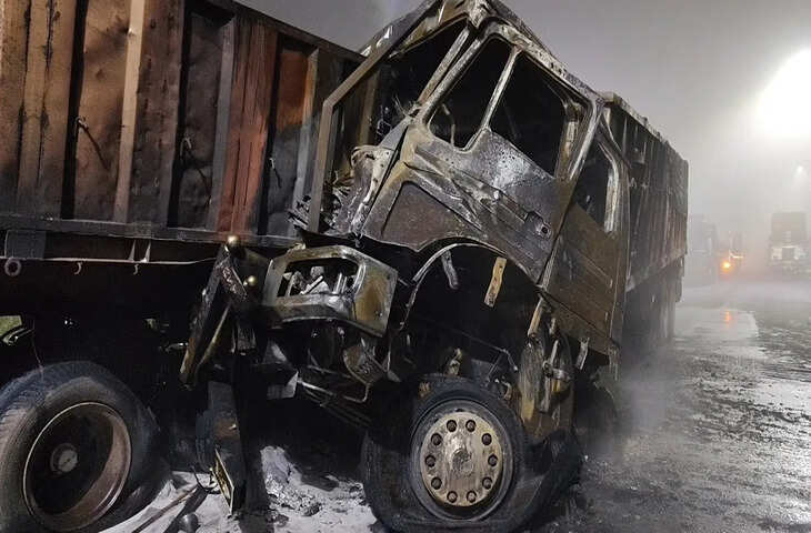आगरा-कानपुर हाईवे पर दर्दनाक हादसा&hellip; इटावा में देर रात दो ट्रकों की जोरदार टक्कर, जिंदा जल गया एक ड्राइवर
