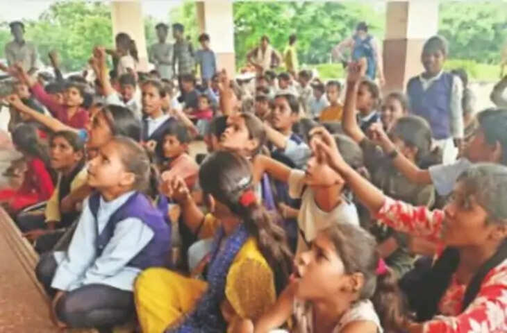 लंच टाइम में स्कूल से निकले छात्र पहुंचे कलेक्ट्रेट, सीएम राइज में विलय रोकने की मांग; &lsquo;जेन अल्फा&rsquo; ने उठाई आवाज