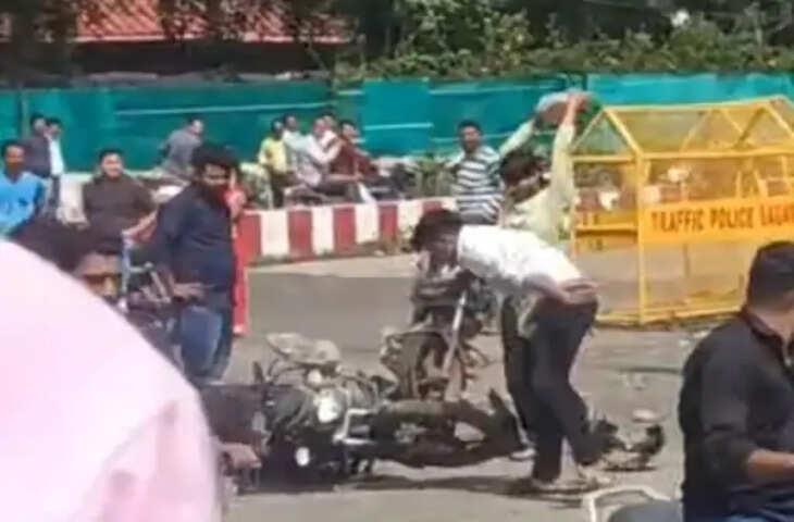 सागर कलेक्टर कार्यालय के बाहर युवकों में विवाद, बेल्ट से मारपीट के बाद बाइक में तोड़फोड़; वीडियो वायरल