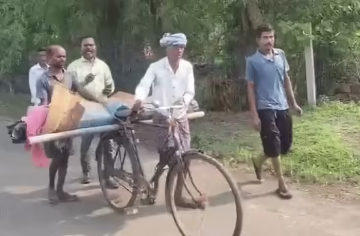बालासोर में गुस्साए परिजनों का अनोखा विरोध: शव को साइकिल पर रखकर थाने पहुंचे, गिरफ्तारी न होने पर उठे सवाल