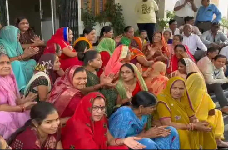 Udaipur भजन गाते हुए एसडीएम के पास पहुंची महिलाएं:नवरात्र में रात 10 बजे के बाद साउंड पर लगी रोक हटाने की मांग