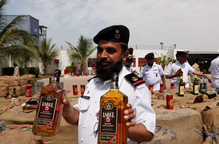 कर्ज से दुखी पाकिस्तान ने 50 साल बाद शराब निर्यात फिर शुरू किया, वीडियो में देखें चार देशों को भेजी बीयर और अल्कोहलिक ड्रिंक्स