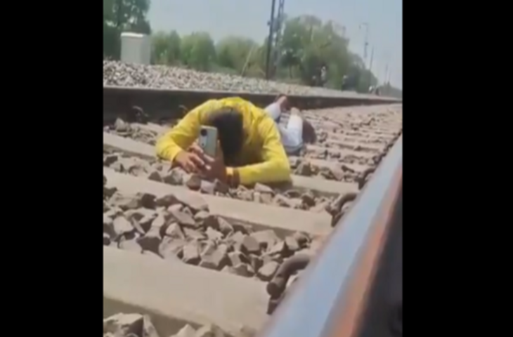 यूपी का एक व्यक्ति रेल की पटरी पर लेट गया, जबकि ट्रेन उसके ऊपर से गुजर गई