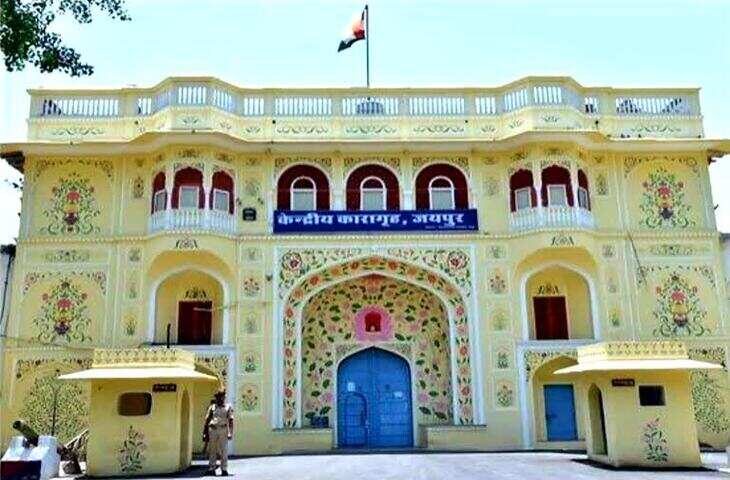जयपुर सेंट्रल जेल में फिर मिला मोबाइल: फुटेज में देंखे रूटीन चेकिंग के दौरान शौचालय के पास मिला फोन