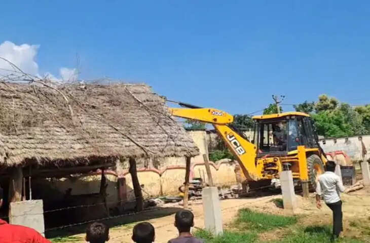 श्रावस्ती में सरकारी जमीन पर चला प्रशासन का बुलडोजर, तालाब की जमीन से 8 कब्जे हटाए