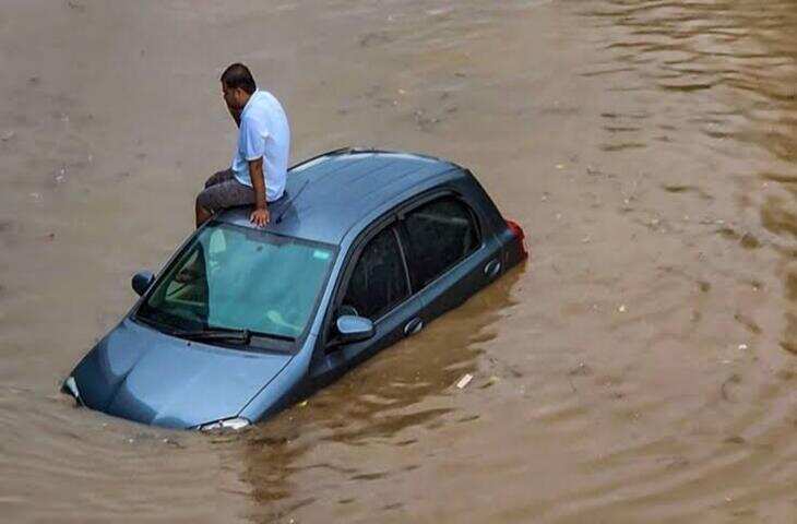 बाढ़ में कार बह गई तो मिलेगा पूरा इंश्योरेंस? जानें कब मिलेगा क्लेम और कौन-सी गलती पड़ सकती है भारी