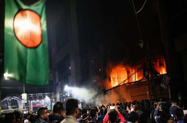 बांग्लादेश में फिर हिंदू शख्स पर भीड़ का हमला, वीडियो में देखें धारदार हथियारों से किया घायल और जलाने की कोशिश