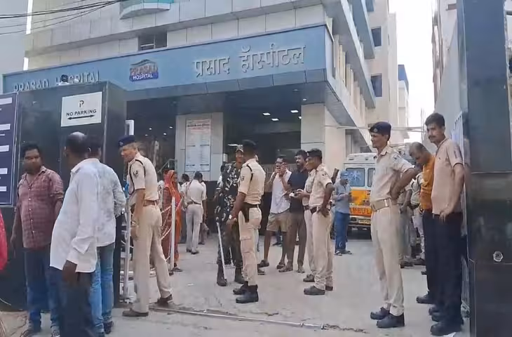 मरीज की मौत से भड़के परिवार वालों ने अस्पताल ही फूंक डाला, वीडियो देख उड़ जाएंगे होश&nbsp;