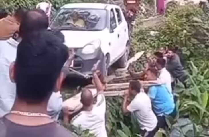 दम लगा के हईशा.. जब कहीं से नहीं मिली मदद, मंडी के लोगों ने कर दिया करिश्मा...कंधे पर से कार को निकाला दिया