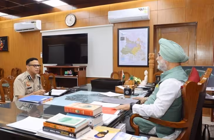 दिल्ली में बुजुर्गों और महिलाओं की सुरक्षा पर LG सख्त: तरनजीत सिंह संधू ने की समीक्षा, सीनियर सिटीजन ऐप की पहुंच बढ़ाने के निर्देश