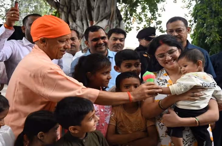 बच्चों के बीच दिखा CM योगी का अलग अंदाज, चॉकलेट और खिलौने पाकर खिलखिला उठे बच्चे
