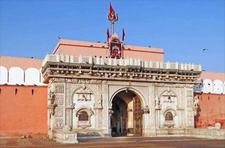 करणी माता मंदिर, बीकानेर: चूहों वाले इस अनोखे मंदिर का रहस्य, इतिहास और धार्मिक महत्व