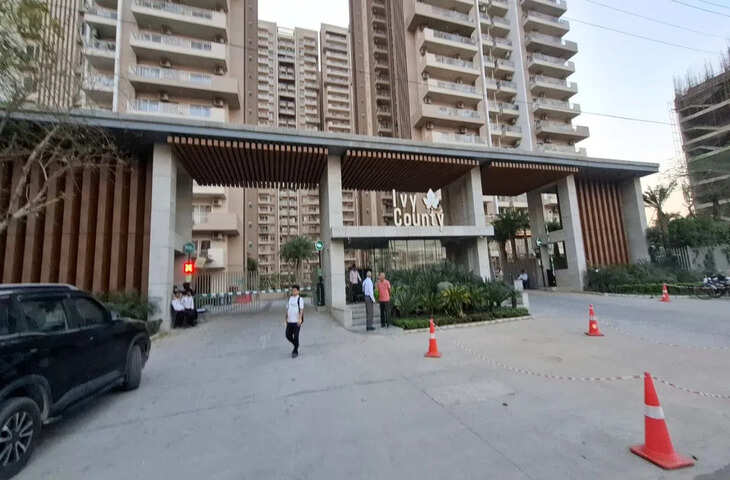 नोएडा में होली के दिन युवक की गोली मारकर हत्या, सोसाइटी में फैली दहशत