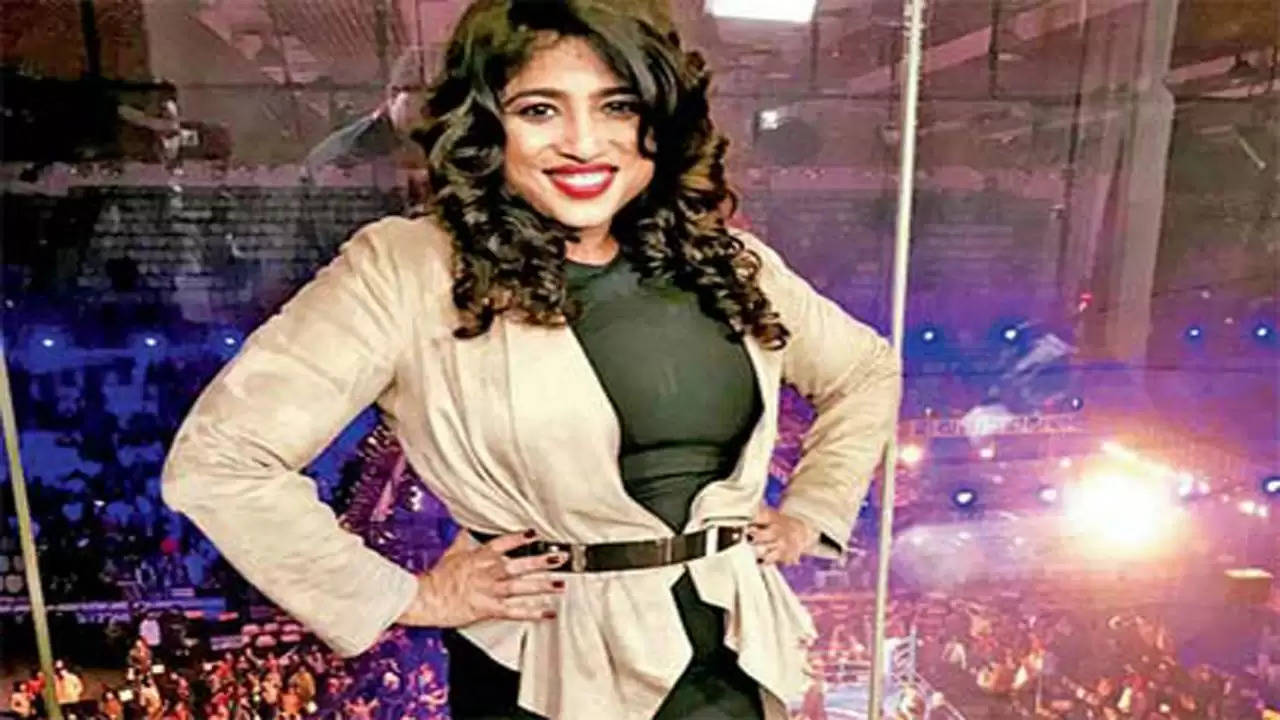 rj-malishka-dance-in-front-of-neeraj