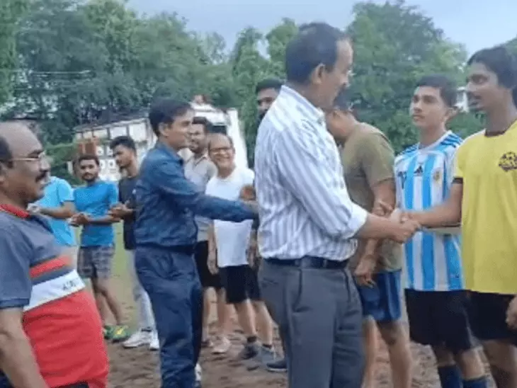नेपा मिल में फुटबॉल मुकाबला, टीम A ने टीम B को हराया; फिटनेस के लिए अधिकारियों-कर्मचारियों ने दिखाया दमखम