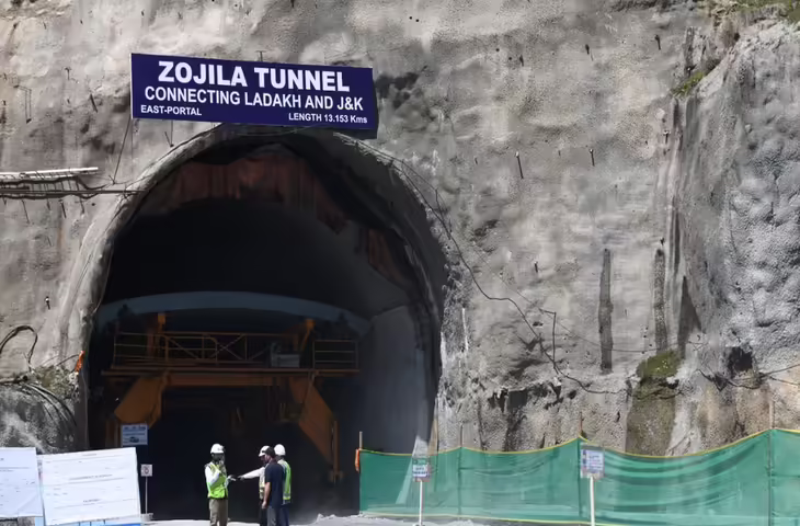 Zojila Tunnel: भारत ने रचा इतिहास! 11,578 फीट की ऊंचाई पर 13 किमी लंबी सुरंग के दोनों छोर जुड़े,&nbsp;सालभर आसान होगी कनेक्टिविटी