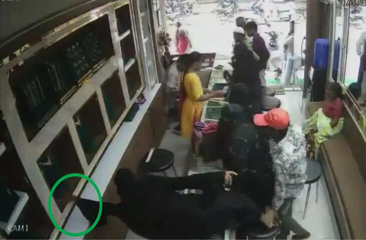 ज्वैलरी शॉप में बुर्का पहनी महिलाओं की चोरी कैमरे में कैद: काउंटर पर चढ़कर महिला ने चुराई सोने की चेन, वीडियो वायरल
