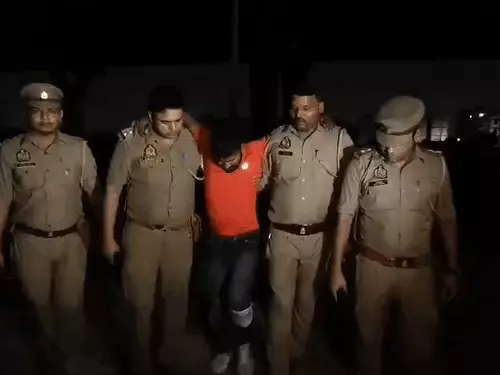 उत्तर प्रदेश के अमरोहा जिले के गजरौला थाना क्षेत्र में पुरानी रंजिश के चलते एक अनुसूचित जाति के युवक की पीट-पीटकर हत्या का मामला सामने आया है। घटना के बाद पुलिस ने कार्रवाई करते हुए दो आरोपियों को गिरफ्तार कर लिया है। पुलिस ने आरोपियों की निशानदेही पर वारदात में इस्तेमाल किया गया सरिया भी बरामद कर लिया है।  हत्या की घटना के बाद इलाके में तनाव का माहौल बन गया था। पुलिस ने मामले की गंभीरता को देखते हुए जांच शुरू की और आरोपियों तक पहुंचने के लिए कार्रवाई तेज कर दी।  पुरानी रंजिश में दिया वारदात को अंजाम  जानकारी के मुताबिक, गजरौला थाना क्षेत्र में रहने वाले संजय कुमार का कुछ लोगों से पुराना विवाद चल रहा था। आरोप है कि इसी रंजिश के चलते आरोपियों ने युवक के साथ मारपीट की।  मारपीट के दौरान लोहे के सरिया से हमला किया गया, जिससे संजय कुमार गंभीर रूप से घायल हो गए। बाद में उनकी मौत हो गई। घटना की सूचना मिलते ही पुलिस मौके पर पहुंची और जांच शुरू की।  पुलिस ने दो आरोपियों को पकड़ा  हत्या के मामले में पुलिस ने कार्रवाई करते हुए दो आरोपियों को गिरफ्तार किया है। पुलिस पूछताछ में सामने आई जानकारी के आधार पर आरोपियों की निशानदेही पर हत्या में इस्तेमाल किया गया सरिया बरामद किया गया।  पुलिस अब मामले में शामिल अन्य आरोपियों की भूमिका की भी जांच कर रही है। साथ ही यह पता लगाने का प्रयास किया जा रहा है कि वारदात के समय कितने लोग मौजूद थे।  साक्ष्य जुटा रही पुलिस  पुलिस ने घटनास्थल से जरूरी साक्ष्य जुटाए हैं। मामले में प्रत्यक्षदर्शियों और परिजनों के बयान दर्ज किए जा रहे हैं। पुलिस का कहना है कि जांच के आधार पर आगे की कानूनी कार्रवाई की जाएगी।  हत्या के पीछे पुरानी रंजिश को मुख्य वजह माना जा रहा है, हालांकि पुलिस सभी पहलुओं की जांच कर रही है।  इलाके में पुलिस तैनात  घटना के बाद कानून-व्यवस्था बनाए रखने के लिए पुलिस ने क्षेत्र में निगरानी बढ़ा दी है। अधिकारियों ने लोगों से शांति बनाए रखने की अपील की है।  फिलहाल गिरफ्तार आरोपियों से पूछताछ जारी है और पुलिस मामले की जांच को आगे बढ़ा रही है। अधिकारियों का कहना है कि घटना में शामिल किसी भी आरोपी को बख्शा नहीं जाएगा और सभी के खिलाफ सख्त कार्रवाई की जाएगी।