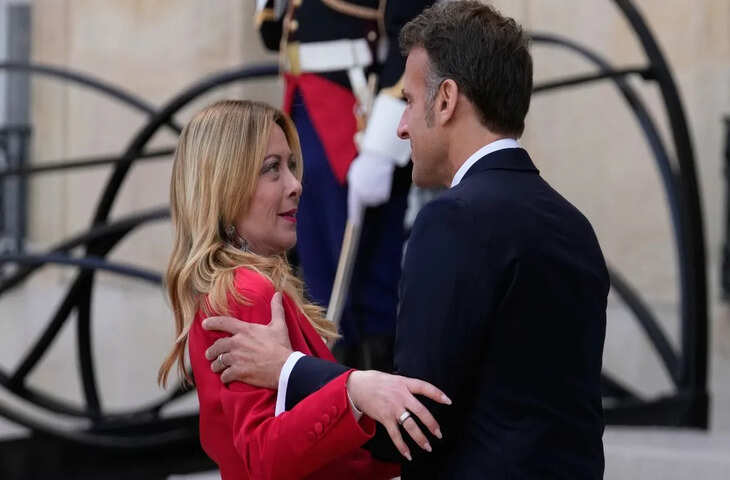 पेरिस में दिखी खास केमिस्ट्री: Emmanuel Macron ने Giorgia Meloni को गले लगाकर किया &lsquo;किस&rsquo;, VIDEO हुआ वायरल