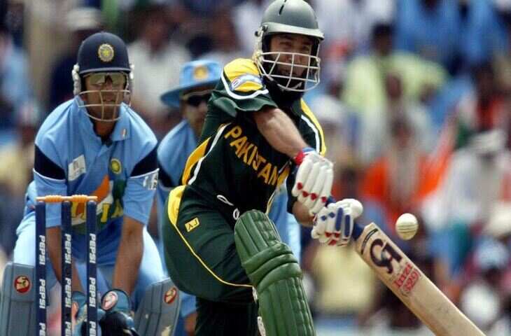 क्रिकेट न्यूज़ डेस्क। आज उस पाकिस्तानी बल्लेबाज का जन्मदिन है जो भारत का सबसे बड़ा दुश्मन रहा है। यह बल्लेबाज कोई और नहीं बल्कि पाकिस्तान के सईद अनवर हैं । उनका जन्म 6 सितंबर 1968 को कराची में हुआ था। सर्वश्रेष्ठ बल्लेबाजों में गिने जाने वाले सईद अनवर ने 1996-97 में चेन्नई में तूफानी अंदाज में 194 रनों की पारी खेली थी जो उस वक्त वनडे का सर्वाच्च स्कोर था। बाएं हाथ का यह बल्लेबाज महज छह रन से दोहरे शतक से चूक गया था।अनवर का यह रिकॉर्ड 13 साल तक कायम रहा है। सचिन तेंदुलकर ने 2020 में ग्वालियर के रूप सिंह स्टेडियम में दक्षिण अफ्रीका के खिलाफ 200 रनों की पारी खेल अनवर के रिकॉर्ड को ध्वस्त किया था।सईद अनवर ने भारत के खिलाफ हमेशा ही अच्छा प्रदर्शन किया। 21 मई 1997 को चेन्नई के चेपॉक मैदान पर खेले गए मैच में  पाकिस्तान के कप्तान रमीज राजा ने टॉस जीतकर पहले बल्लेबाजी का फैसला किया था।इस मैच में सईद अनवर के तूफान को कोई भारतीय गेंदबाज नहीं रोक पाया था और अंत में सचिन तेंदुलकर को गेंदबाजी करने आना पड़ा था। मुकाबले में सईद अनवर ने 146 गेंदों में 22 चौके और पांच छक्कों की मदद से 194 रन ठोक दिए थे। सचिन ने ही इस मैच में उनका विकेट लिया था और सौरव गांगुली के हाथों कैच आउट कराया था।सईद अनवर ने कुल 247 वनडे मैच खेले और 39.21 की औसत से 8,824 रन बनाए। उन्होंने वनडे में 20 शतक और 43 अर्धशतक जमाए हैं। पाकिस्तान के इस बल्लेबाज ने 55 टेस्ट मैच खेले और 45.52 की औसत से 4052 रन बनाए।उनका सर्वाच्च स्कोर 188 रन रहा अनवर ने टेस्ट में पाकिस्तान के लिए 11 शतक के अलावा 25 अर्धशतक लगाए हैं।