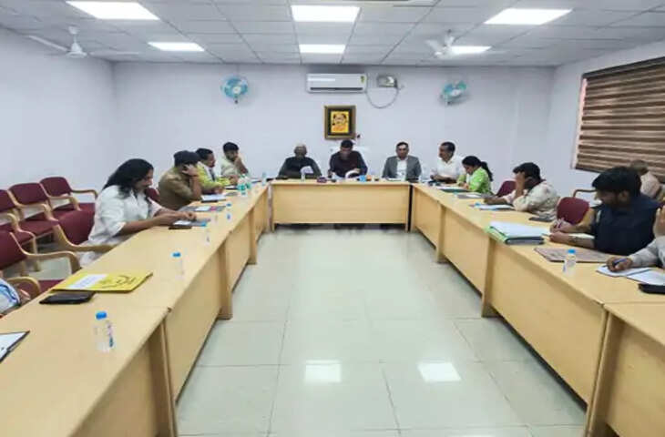 बांके बिहारी मंदिर की 19वीं बैठक में 7 मुद्दों पर मंथन, चढ़ावे की व्यवस्था पर सख्ती के संकेत
